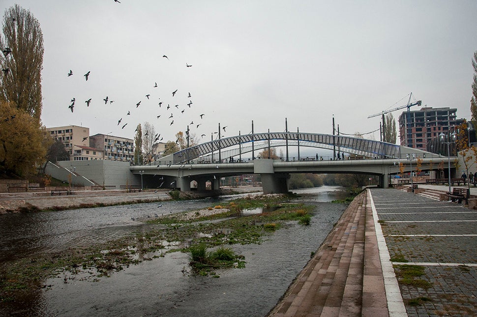 Η γέφυρα της Μιτρόβιτσα που χρησιμοποιείται ως στρατιωτικό σημείο ελέγχου και de facto σύνορο μεταξύ των δύο πλευρών.