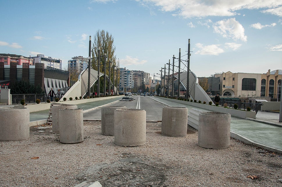 Η γέφυρα της Μιτρόβιτσα, το σύμβολο της διχοτόμησης όπως φαίνεται από τη βόρεια Μιτρόβιτσα (στο βάθος η νότια Μιτρόβιτσα).