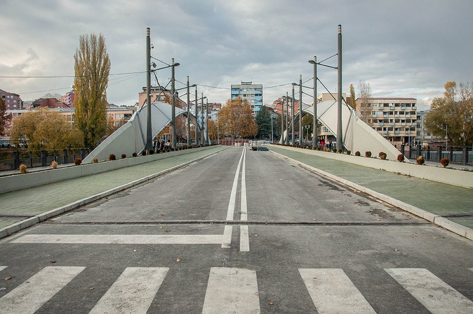 Η γέφυρα της Μιτρόβιτσα, το σύμβολο της διχοτόμησης όπως φαίνεται από τη νότια Μιτρόβιτσα (στο βάθος η βόρεια Μιτρόβιτσα).