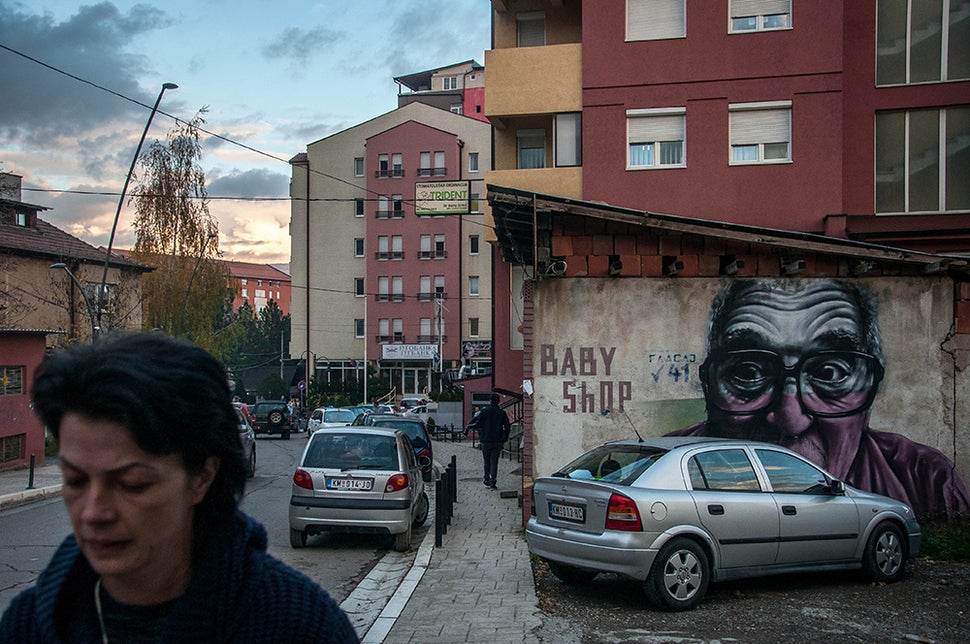 Γκράφιτι σε δρόμο της βόρειας Μιτρόβιτσα.