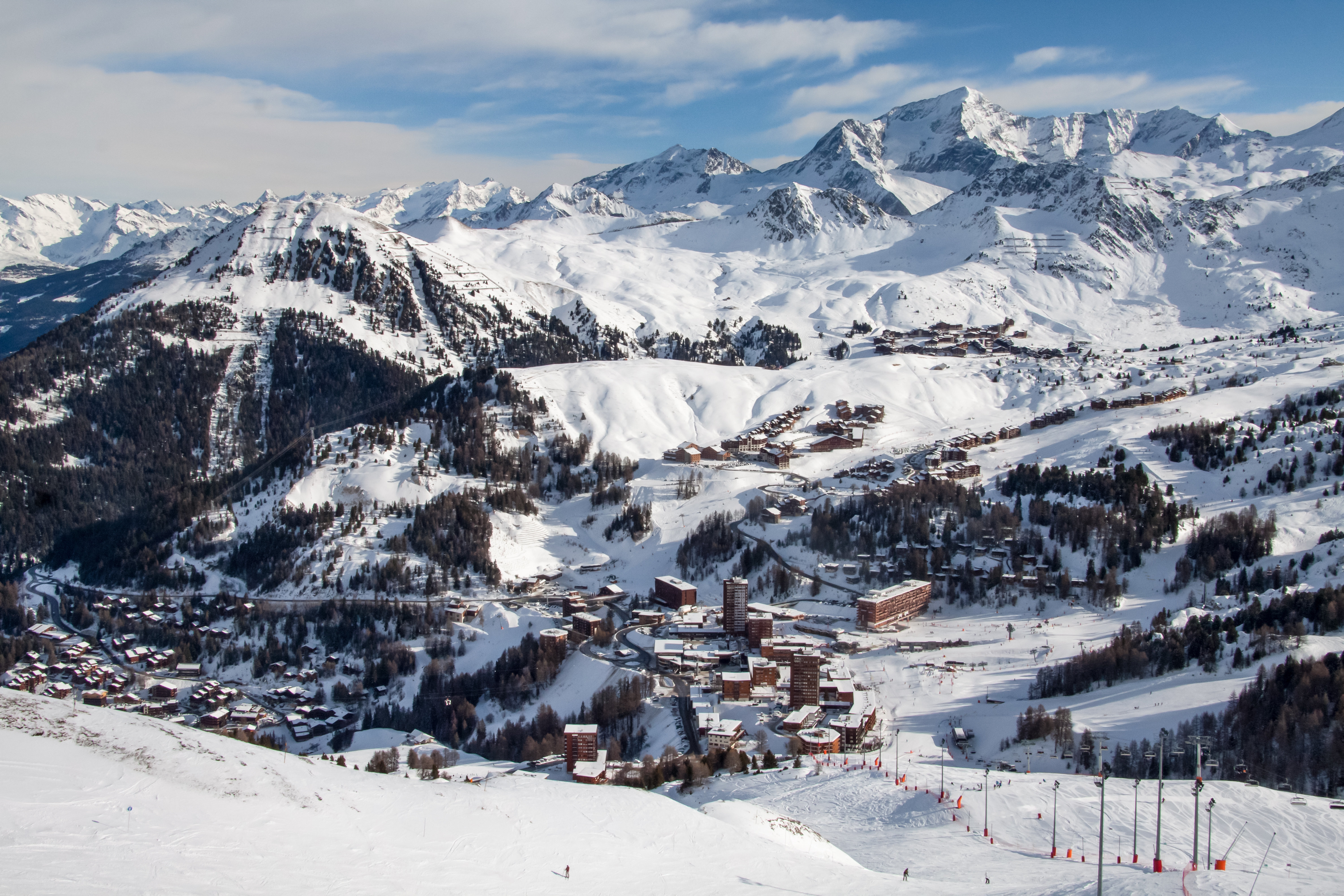 <strong>British skier&nbsp;has died after falling off cliff in French Alps.</strong>