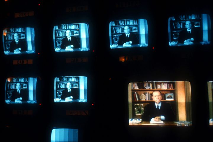 Ο Σίλβιο Μπερλουσκόνι στις 26 Ιανουαρίου 1994 ανακοινώνει δημόσια το ντεμπούτο του στην πολιτική