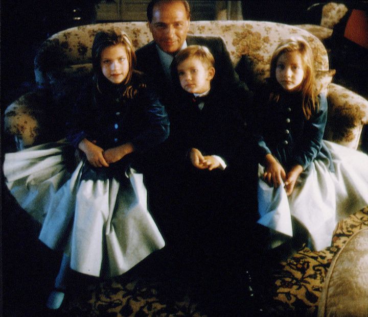 Ο Μπερλουσκόνι με τα παιδιά του Barbara, Luigi και Eleonora το 1994