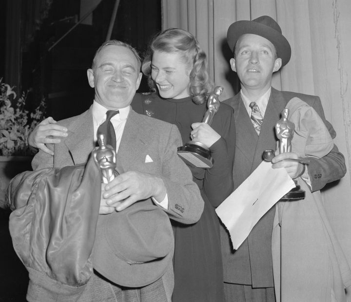 Στα δεξιά με το καπέλο καθώς το 1944 η τελετή των Όσκαρ ήταν κατά πολύ διαφορετική απ' ότι σήμερα, ο Bing Crosby κρατά το χρυσό αγαλματίδιο. Στο κέντρο η Ingrid Bergman και στα αριστερά ο Barry Fitzgerald. 