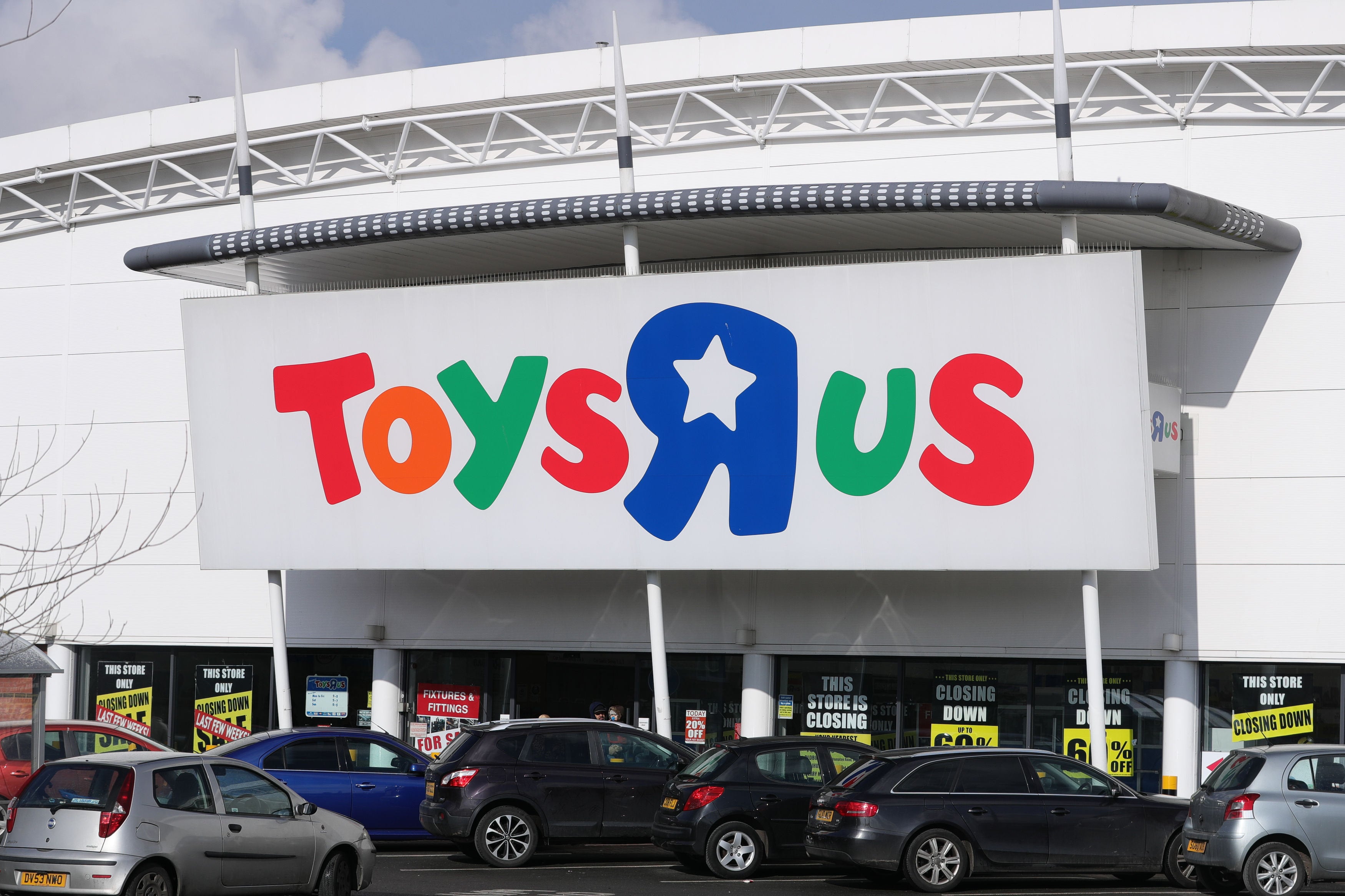 <strong>Toys R Us goes into administration, putting 3,200 jobs at risk.</strong>