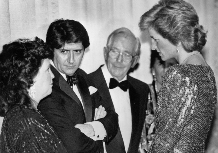 H πριγκίπισα Diana συναντά τους Pauline Collins και Tom Conti και στο βάθος, στέκεται ο Lewis Gilbert. 
