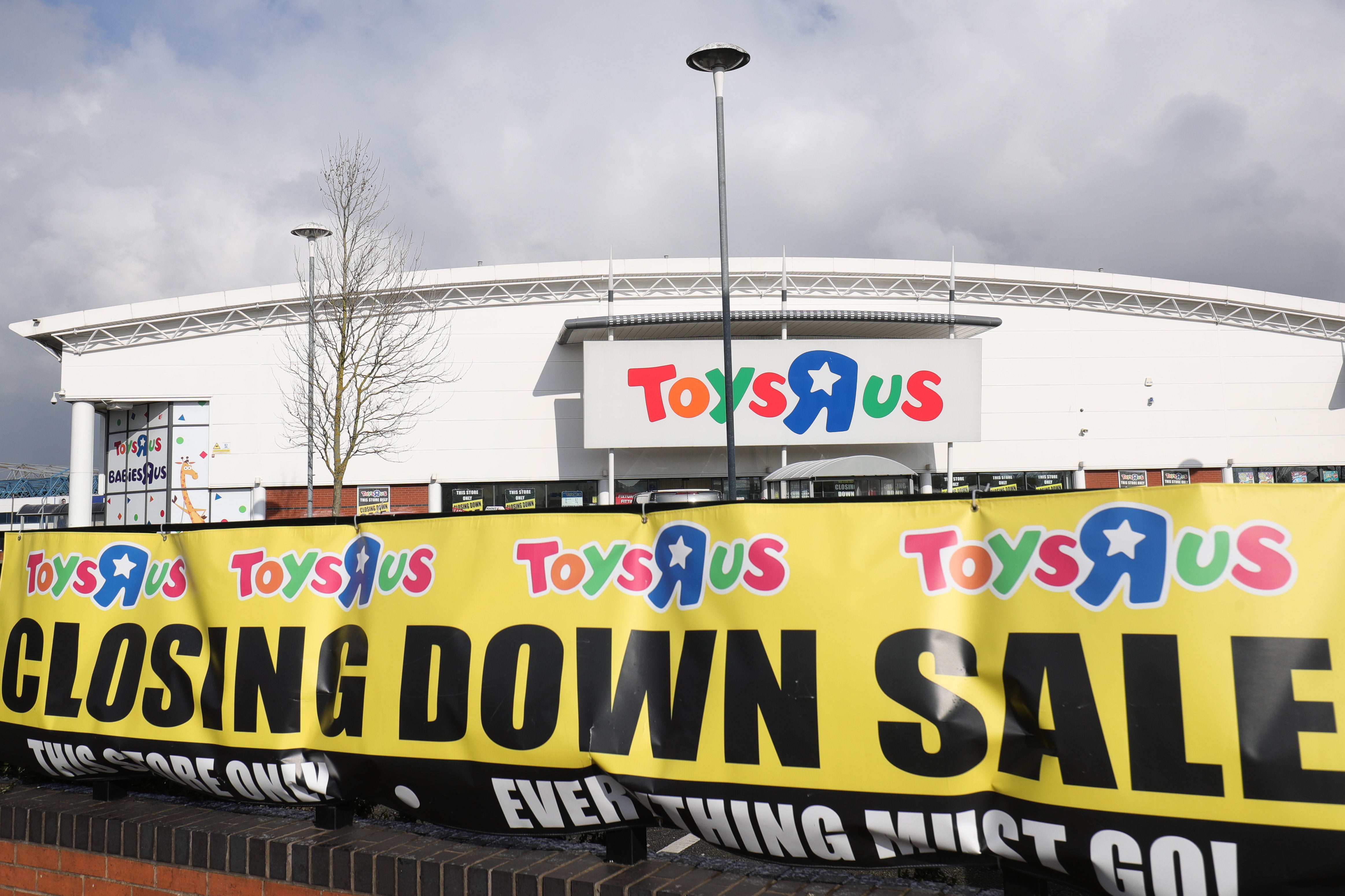 Toys 'R' Us also collapsed on Wednesday, putting 3,200 jobs at risk