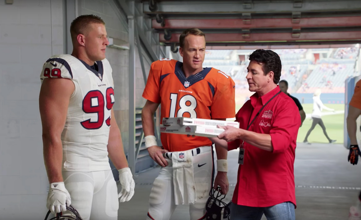 Papa John’s founder and chairman John Schnatter (R) with JJ Watt (L) and Peyton Manning in a Papa John’s commercial. 