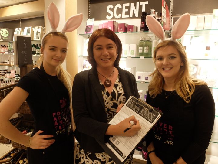 Signing the petition backing a global ban on cosmetic testing through the UN