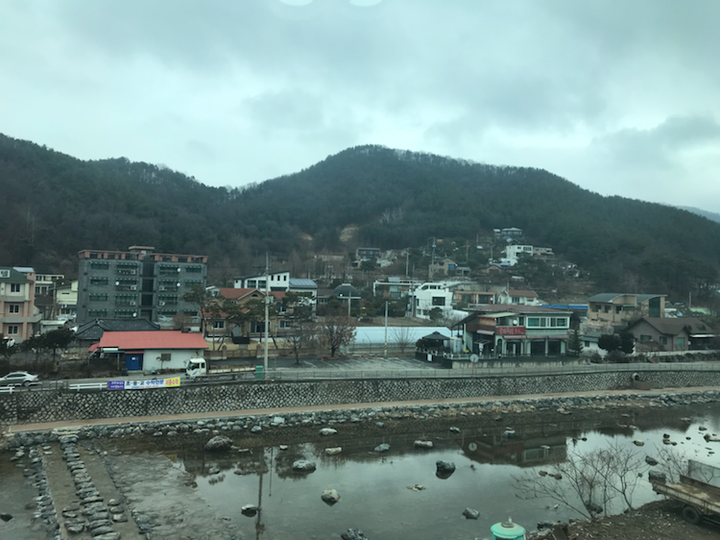 남쪽을 보고 있는 문호리의 집들. 앞은 문호천입니다