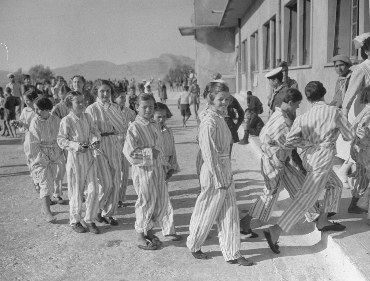 Ορφανά από τη Βόρεια Ελλάδα μεταφέρθηκαν, υπό την εποπτεία του Ερυθρού Σταυρού, στη Ρόδο κατά τη διάρκεια του εμφυλίου πολέμου.