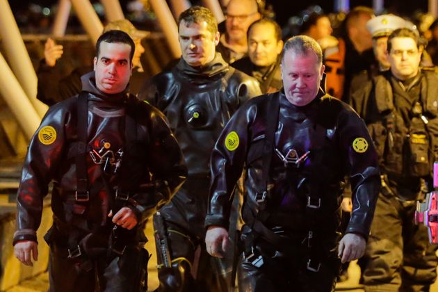 Divers at the scene of the crash in New York's East River 