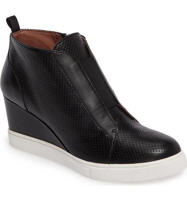 comfortable and stylish shoes for travel