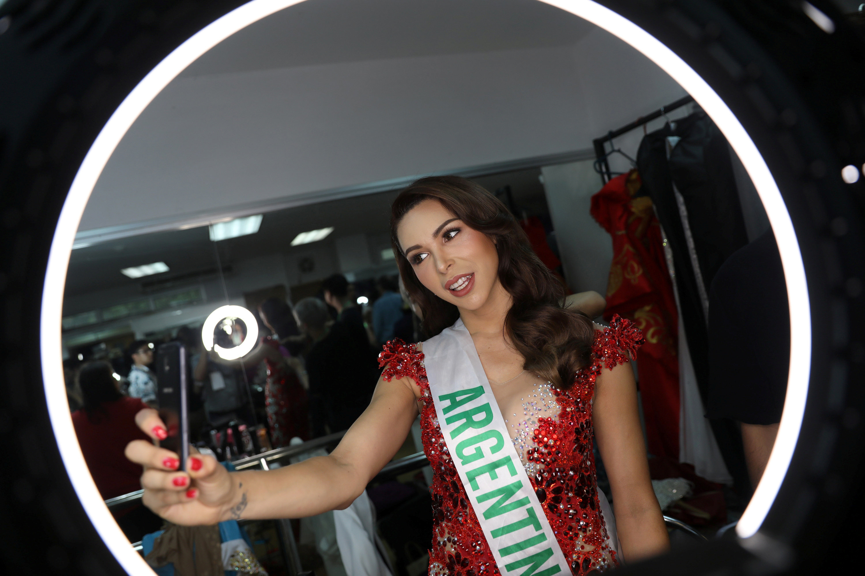 Vietnamese Singer Wins International Transgender Beauty Pageant ...