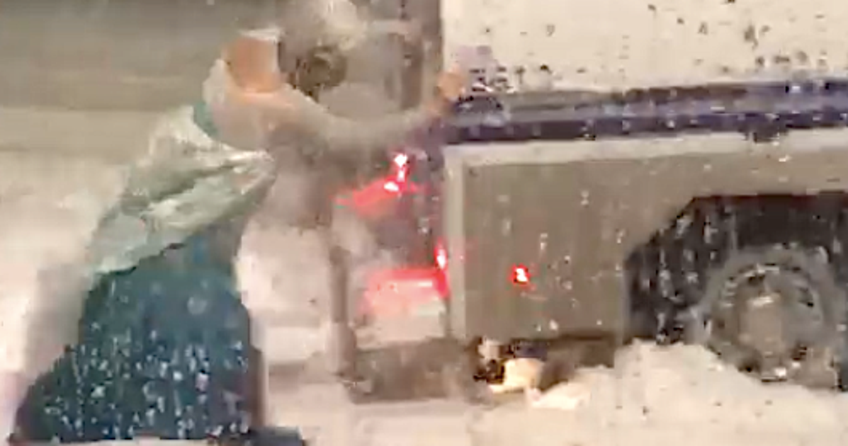 Man Dressed As Elsa From 'Frozen' Pushes Police Wagon Out Of Snow ...