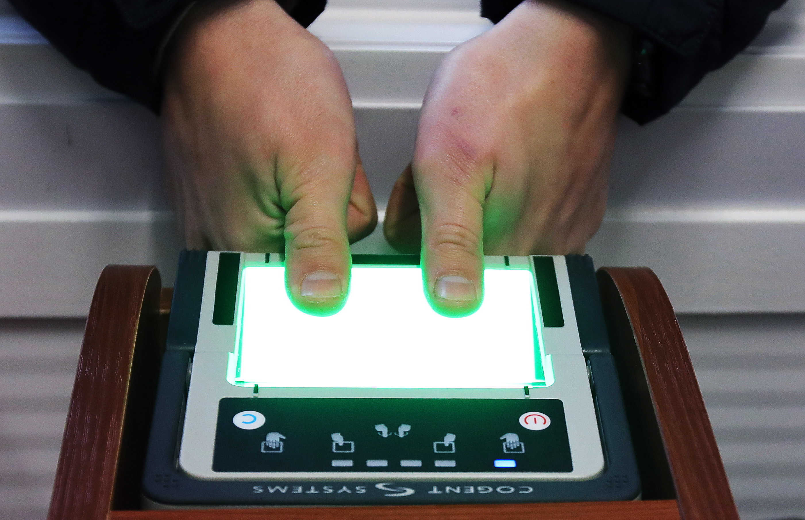 Банк биометрических данных. Отпечаток пальца биометрия. Отпечатки пальцев биометрические данные. Биометрические данные пальцы. Отпечаток идентификация.