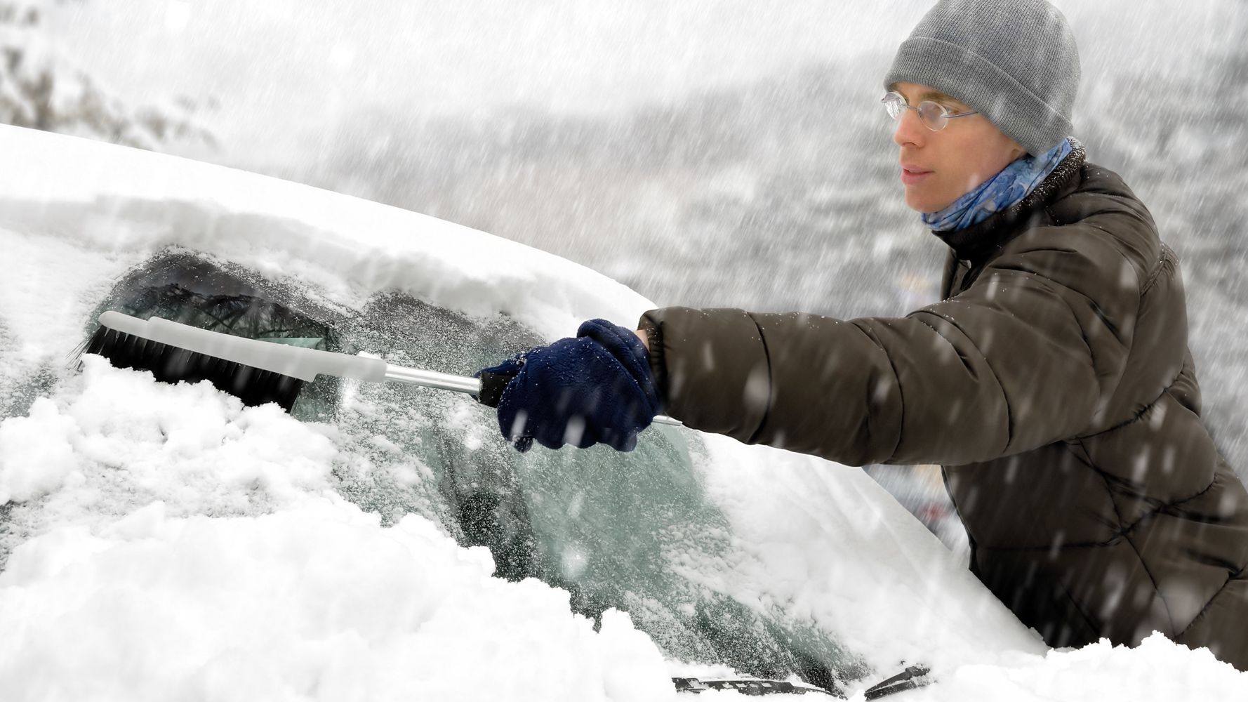 Очиститься снега. Очистка снега с машины. Расчистили от снега. Очистить лобовое от снега. Очистить снег.
