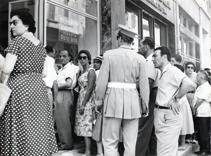 Ουρές στα εκδοτήρια του Φεστιβάλ Αθηνών, στη στοά Σπυρομήλιου, 1958 ©Αφοί Μεγαλοκονόμου