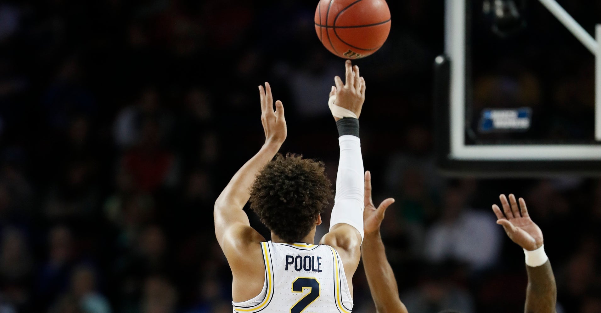 Michigan Stuns Houston With Wild Buzzer Beater In NCAA Tournament