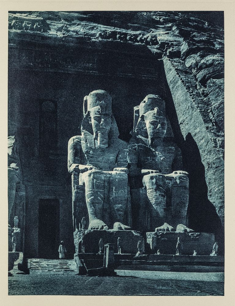 Τα αγάλματα του Ραμσή Β’ στην είσοδο του Μεγάλου Ναού στον αρχαιολογικό χώρο του Αμπού-Σιμπέλ, φωτογραφημένα με το φως της σελήνης, Αίγυπτος 1929. Από τον τόμο Égypte, εκδότης Paul Trembley,Γενεύη (1932)