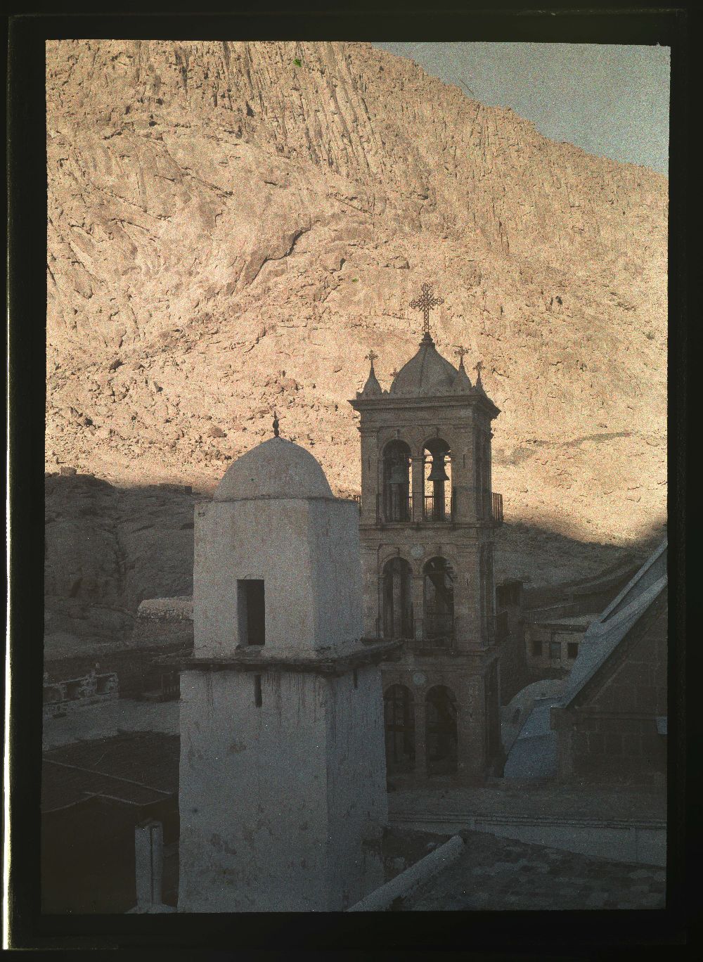 Το καμπαναριό της Ιεράς Μονής Αγίας Αικατερίνηςστο Όρος Σινά, 19 Απριλίου 1929.[Αυτοχρωμικήγυάλινηπλάκα]