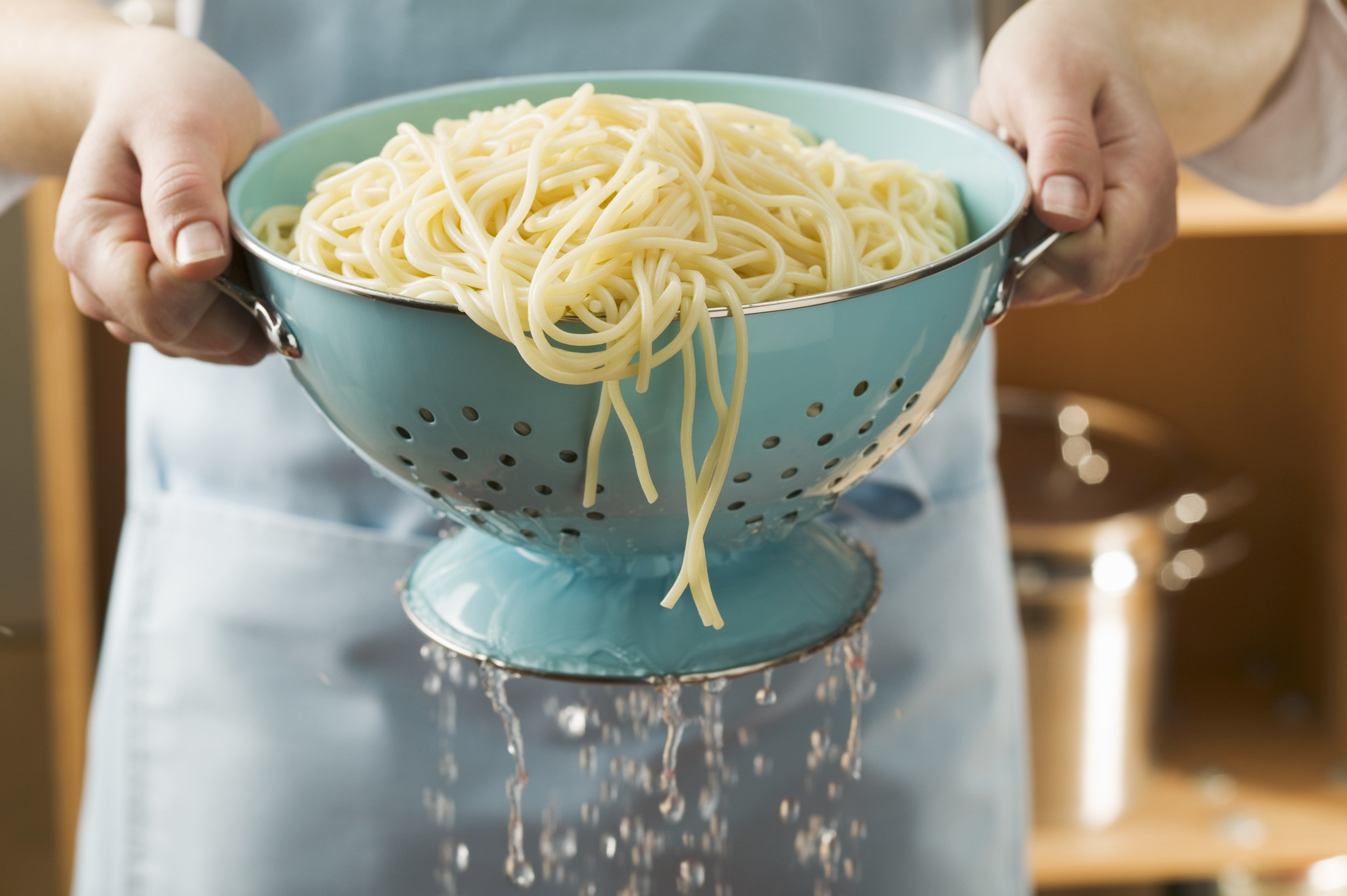 Как правильно готовить лапшу. Макароны. Спагетти из кастрюли. Макароны в кастрюле. Дуршлаг для макарон.