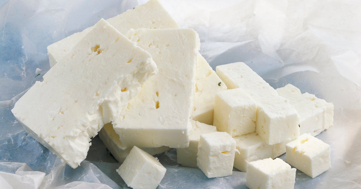 Сыр белый мягкий. Сулугуни и брынза сыр. Что такое белый сыр. Белый рассыпчатый сыр. Сыр мягкий атон камамбер с клюквенным джемом.