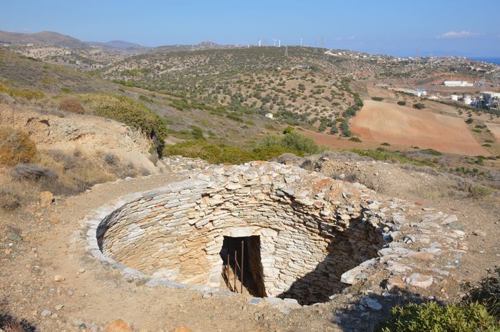 Θολωτός κυκλικός μυκηναϊκός τάφος στο διάσελο των δύο λόφων στο Θορικό