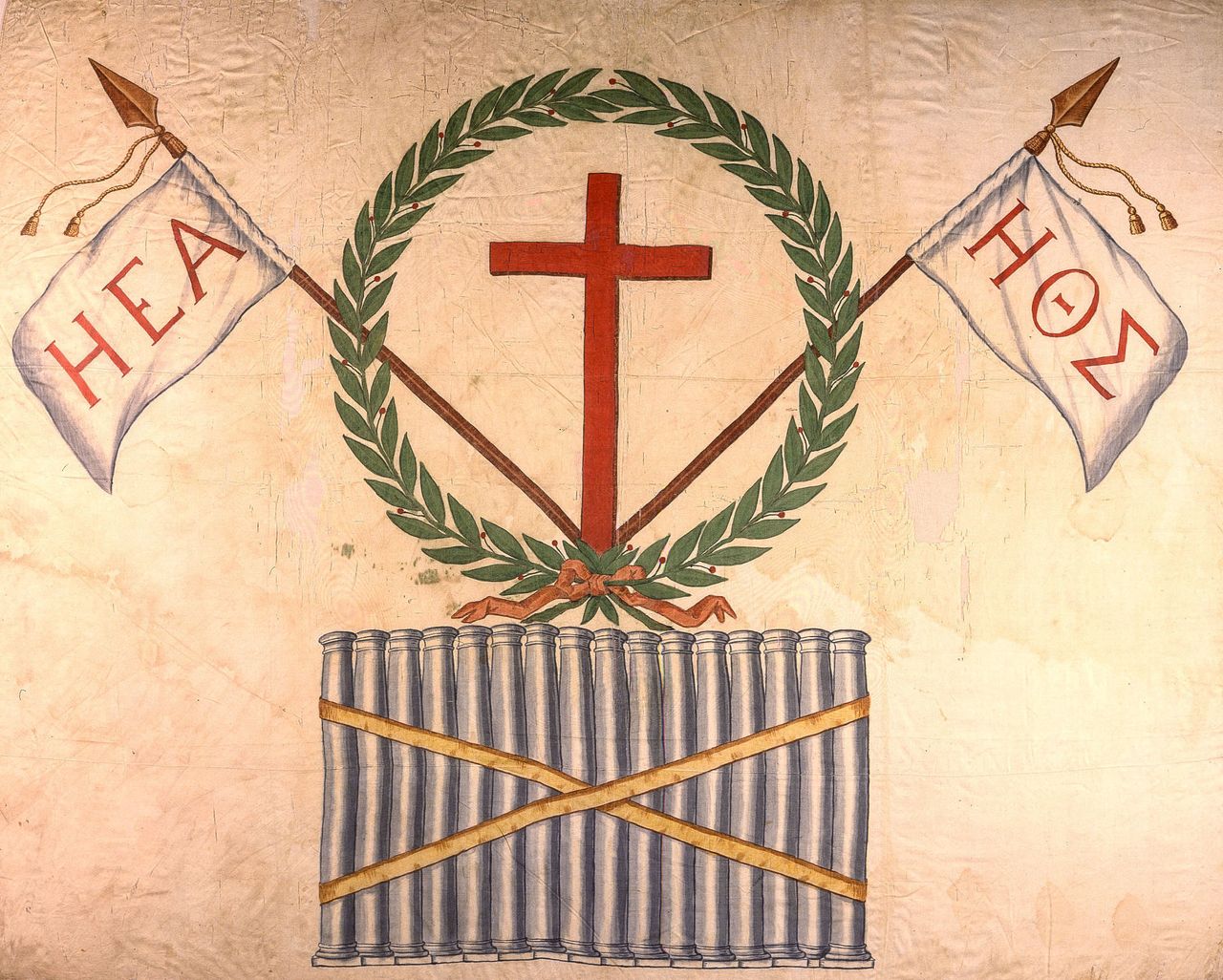 Σημαία με τα σύμβολα της Φιλικής Εταιρείας. Κατασκευάστηκε τις παραμονές της Επανάστασης με τις οδηγίες του Παλαιών Πατρών Γερμανού. Υψώθηκε στην Ήλιδα από τον προεστό Γεώργιο Σισίνη. Κυρίαρχα σύμβολα είναι ο σταυρός και το σύνθημα Ή Ε[λευθερί]α ή Θ[άνατο]ς. Είναι η μόνη σωζόμενη από τις πρώτες κοινές σημαίες που διένειμε το «Πελοποννησιακό Διευθυντήριο» στους καπεταναίους κατά την κήρυξη της Επανάστασης.