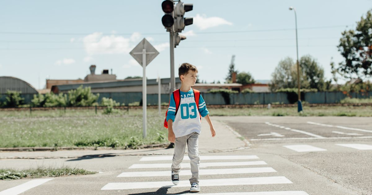 Дети через дорогу. Дети на дороге. Пешеход на дороге. Дети переходят дорогу. Школьники переходят дорогу.
