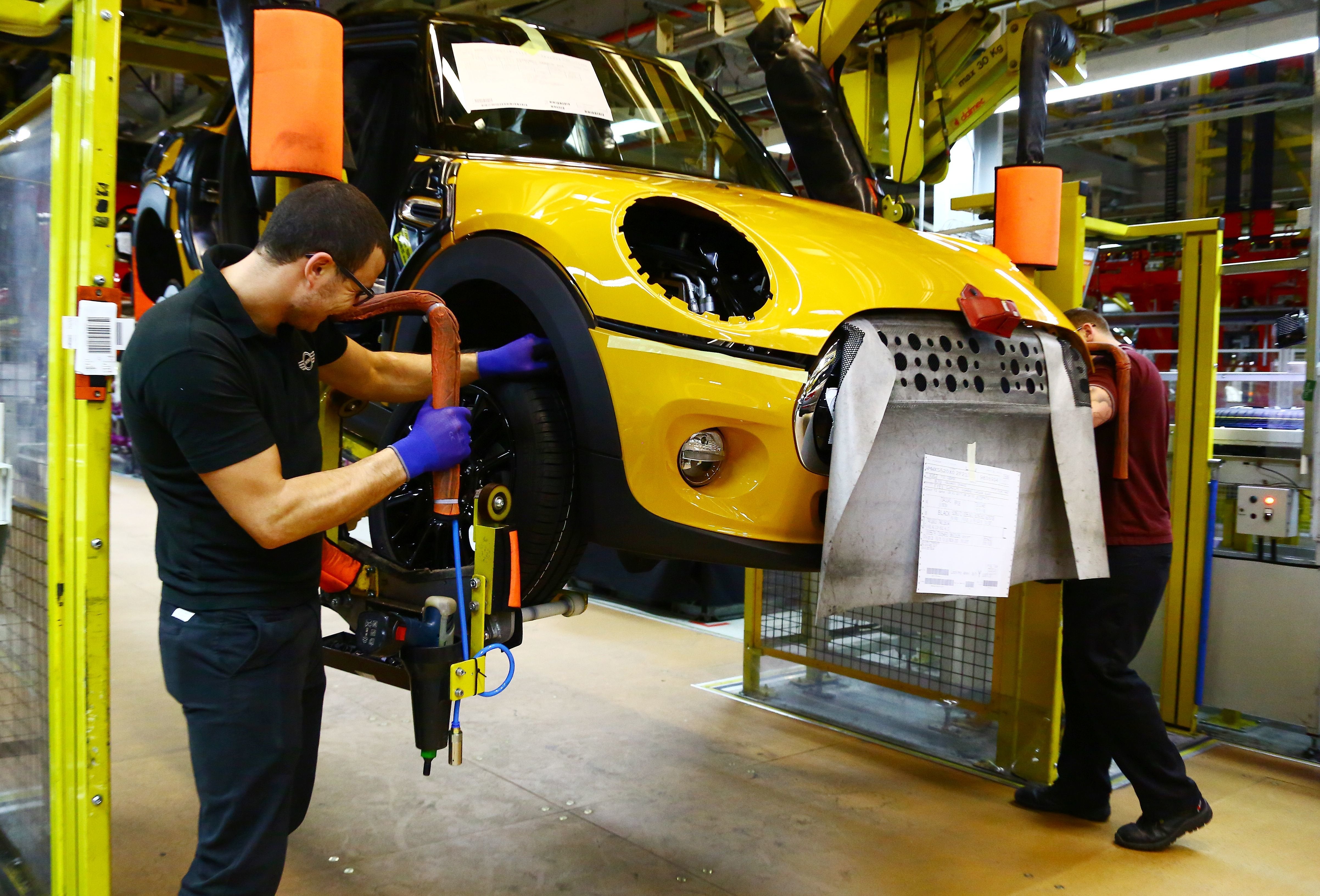 GEOFF CADDICK via Getty Images Arbeiter in einem BMW-Werk