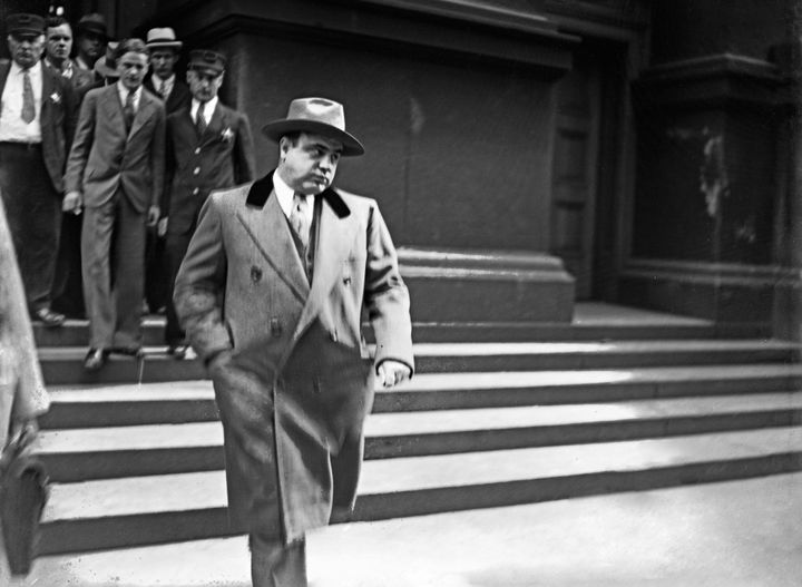 O Al Capone κατά την έξοδό του από τη φυλακή του Αλκατράζ, το 1939. Οχτώ χρόνια αργότερα θα πέθαινε από πνευμονία. 
