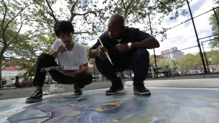  Milo and artist Pairoj Pichetmetakul put the finishing touches on Milo's portrait.