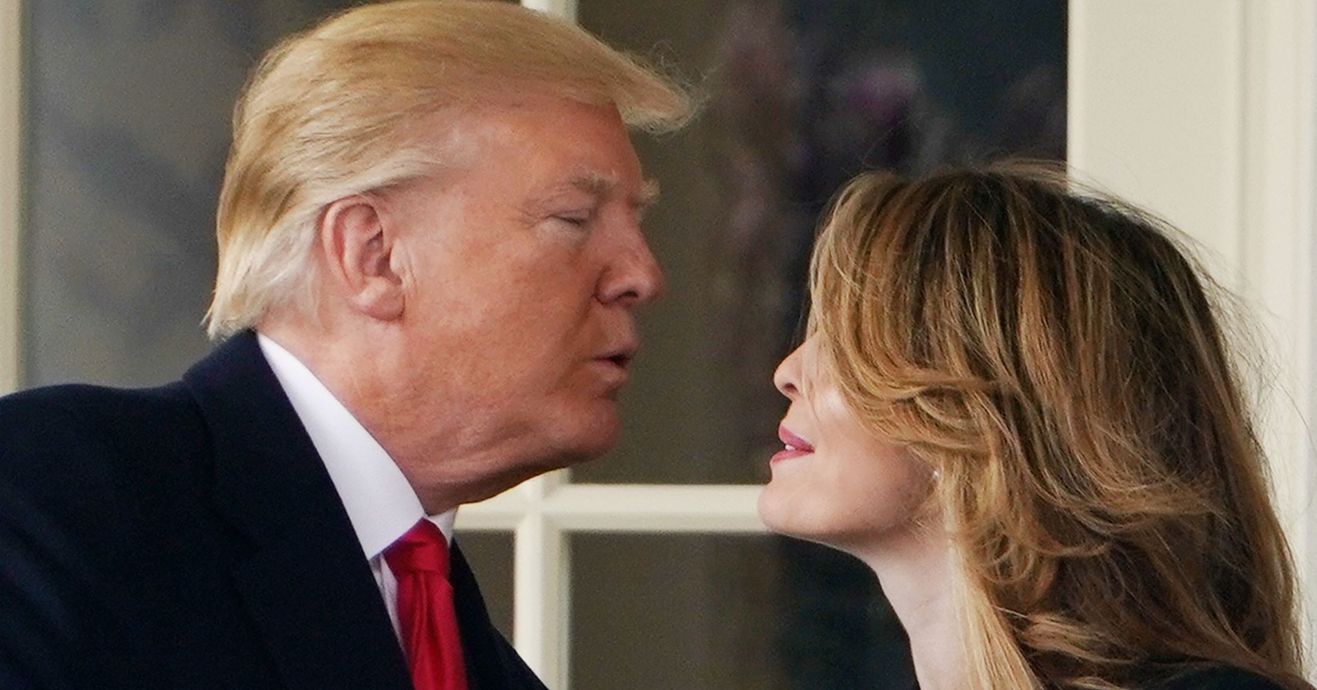 Donald Trump Awkwardly Kissed Hope Hicks Goodbye, And It Became A Hilarious New Meme ...1907 x 1000