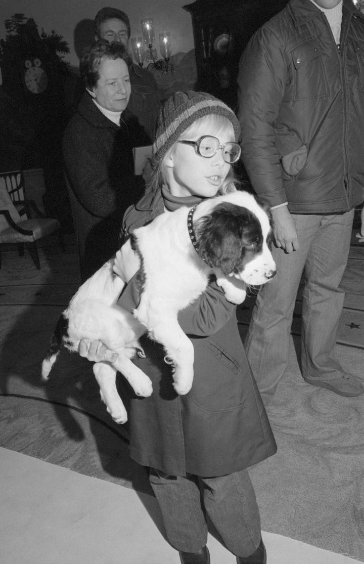 Amy Carter holds Grits in 1977. 