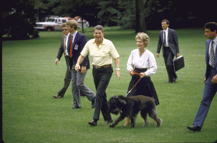 The Reagans return from Camp David with Lucky in 1985. 