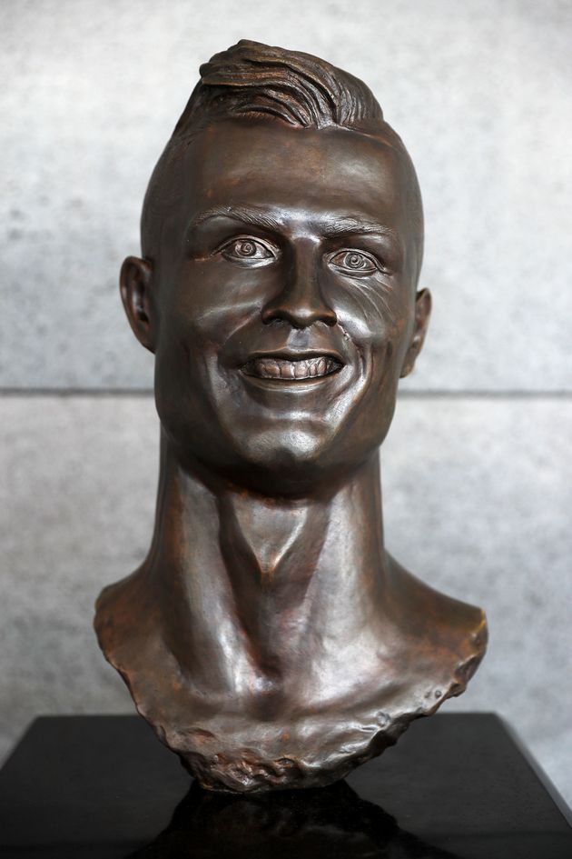 Infamous Cristiano Ronaldo Sculptor Gets Another Try At The Soccer Star S Bust Huffpost