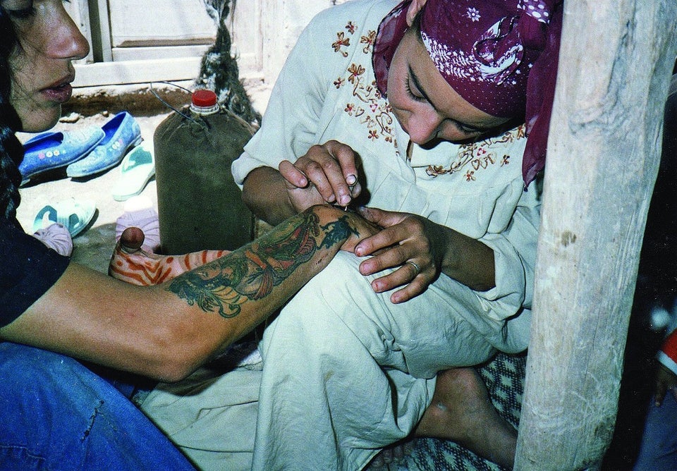 Loretta se fait tatouer par Fatima, 1988.