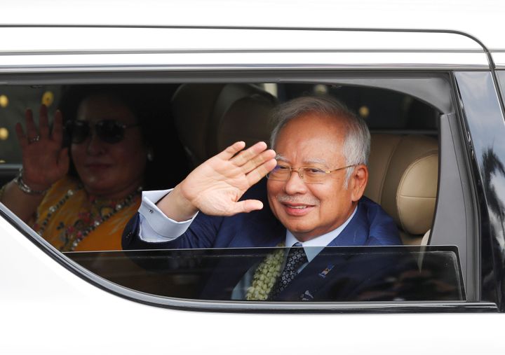 Malaysian Prime Minister Najib Razak and wife Rosmah wave to the crowd upon their arrival to attend the Association of Southeast Asian Nations (ASEAN) Summit and related meetings in Clark, Pampanga, northern Philippines, on November 12, 2017. (REUTERS/Erik De Castro)