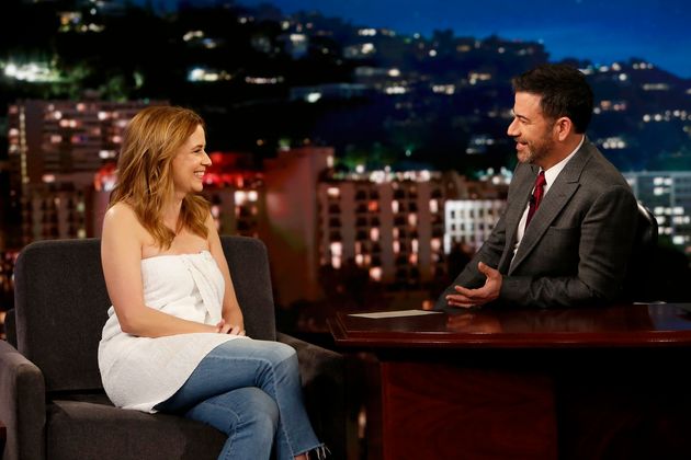 Jenna Fischer Wore A Towel On Jimmy Kimmel After A Wardrobe