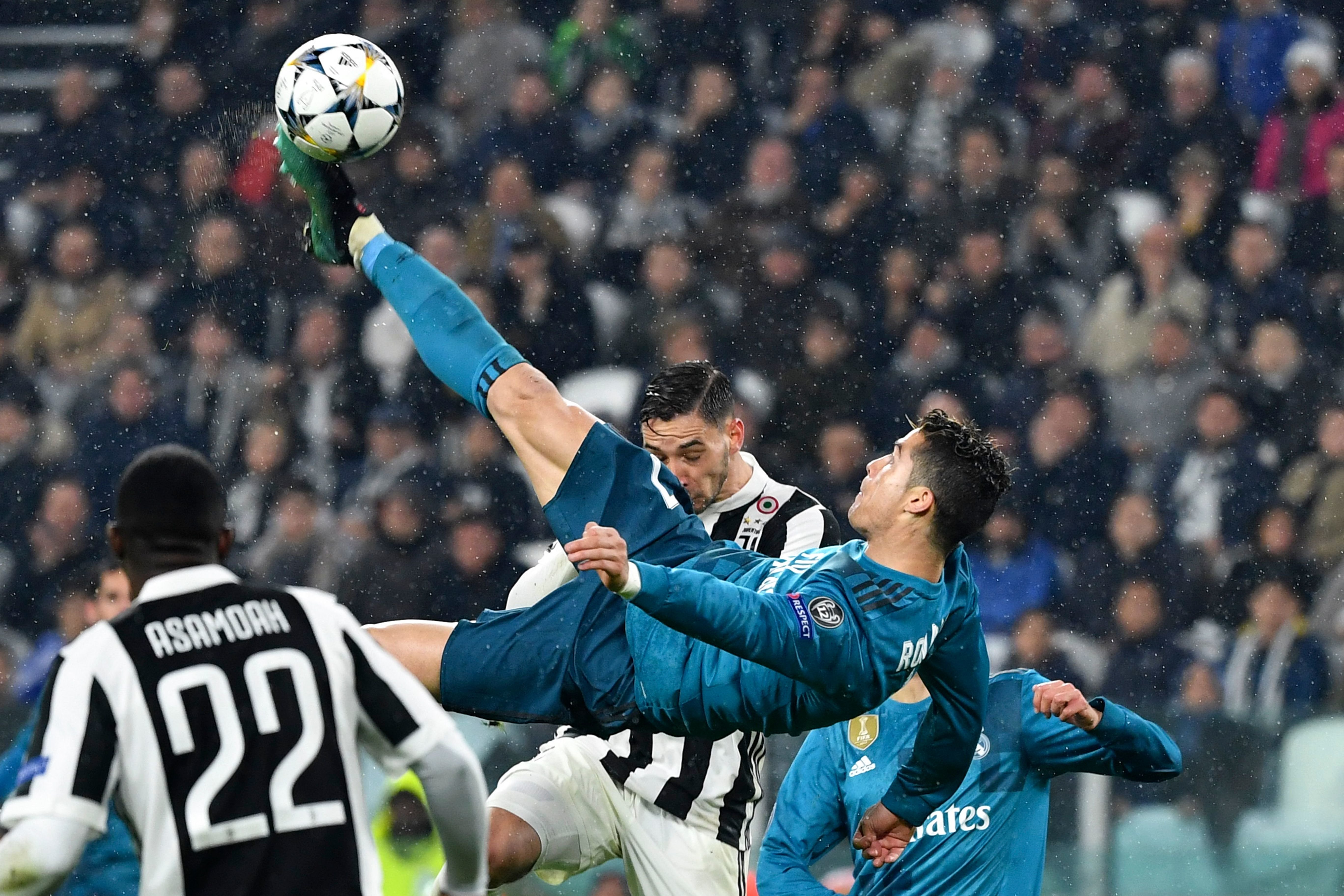 The Legendary Cristiano Ronaldo Scores A Legendary 'Bicycle Kick' Goal ...