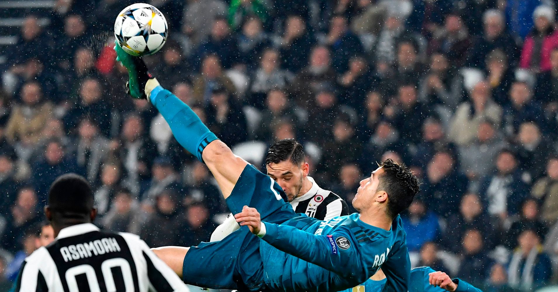 the-legendary-cristiano-ronaldo-scores-a-legendary-bicycle-kick-goal