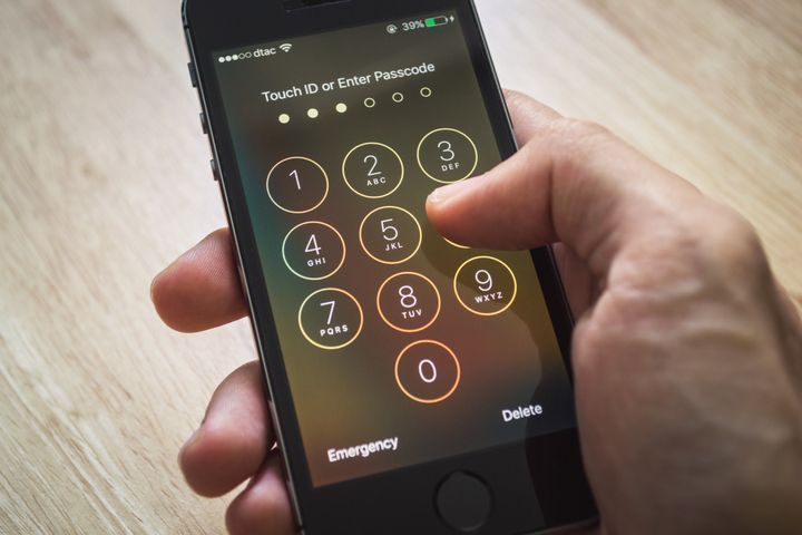Experts say all phones should have a passcode