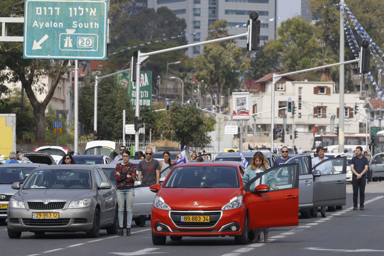 Drivers stop and stand in silence on a street in Tel Aviv on April 12, 2017, as sirens wailed across Israel for two minutes marking the annual day of remembrance for the six million Jewish victims of the Nazi genocide.