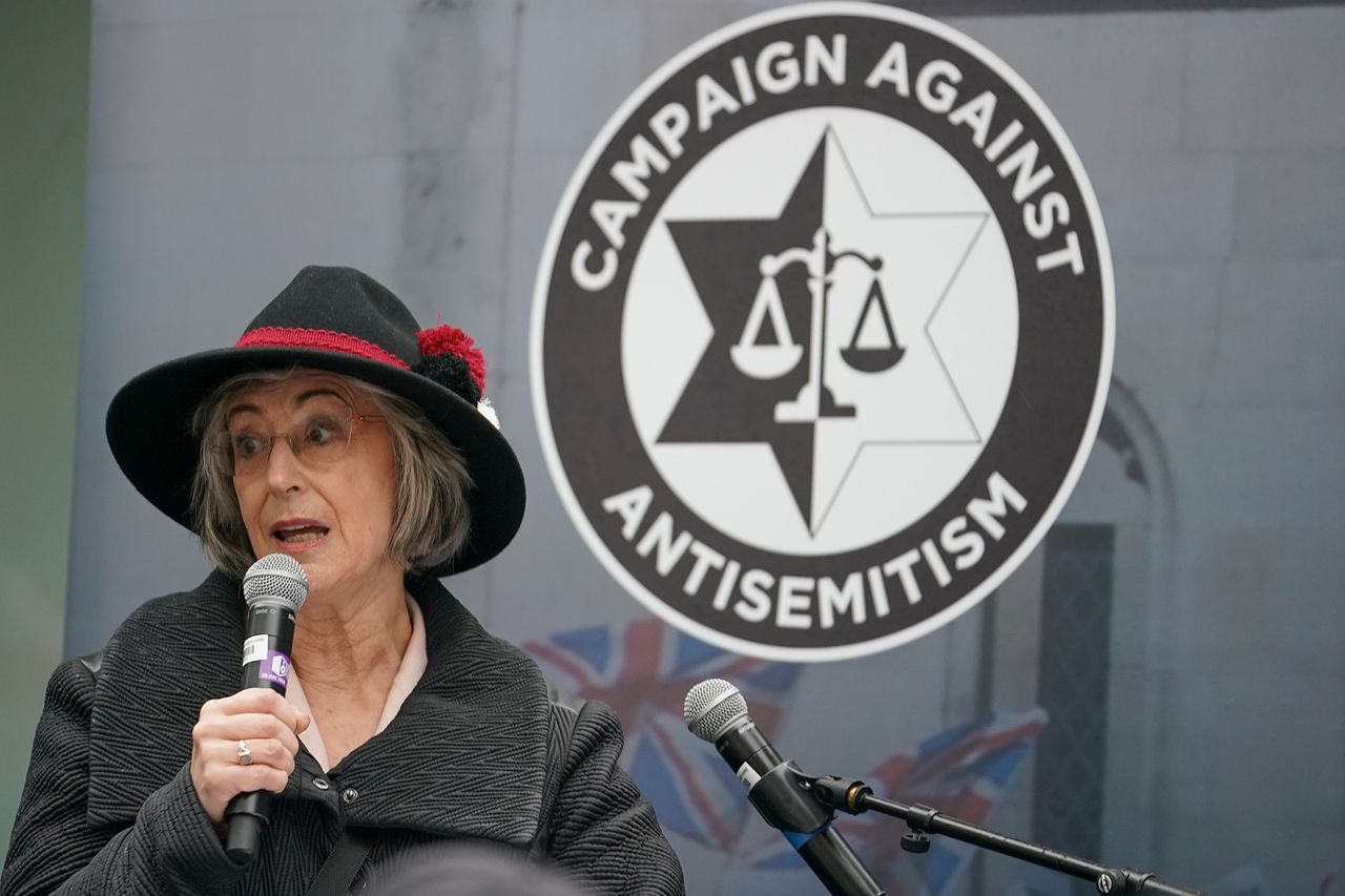 Acrtress Maureen Lipman speaks to campaigners from the Campaign Against Antisemitism as they demonstrate outside the Labour Party headquarters on April 8, 2018 in London.