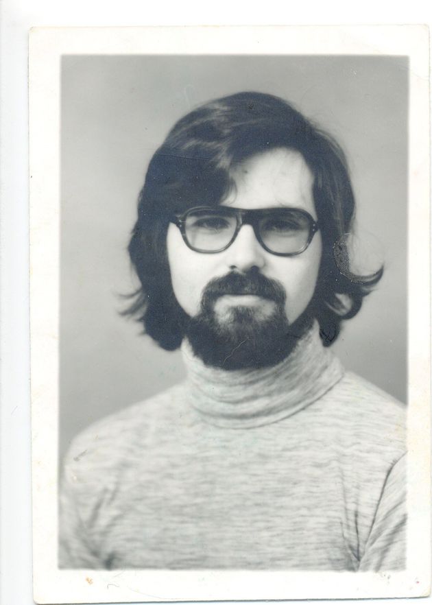 Foto de Jim Carson cuando se graduó en la Universidad, antes de pasar a llamarse Michael Bear