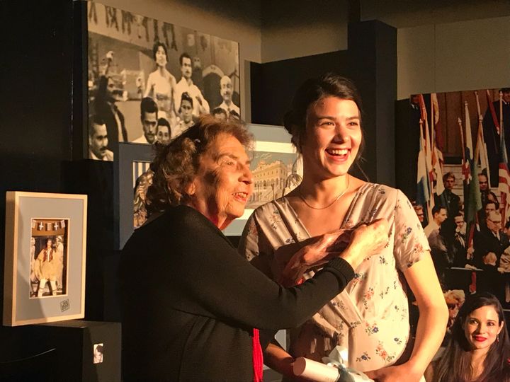 Η Άλκη Ζέη απονέμει το βραβείο, την καρφίτσα τη Μελίνας Μερκούρη, στην Ιωάννα Κολλιοπούλου. 