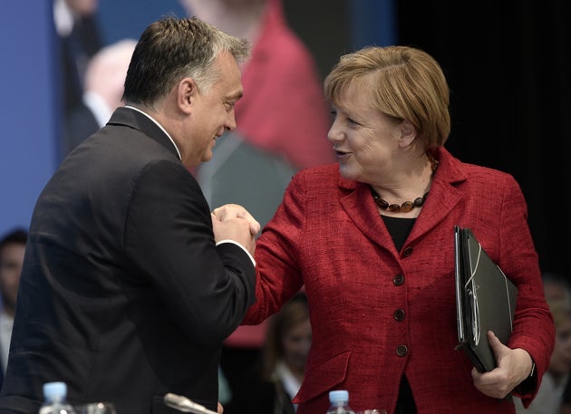 Viktor und Angela: Hand in Hand.
