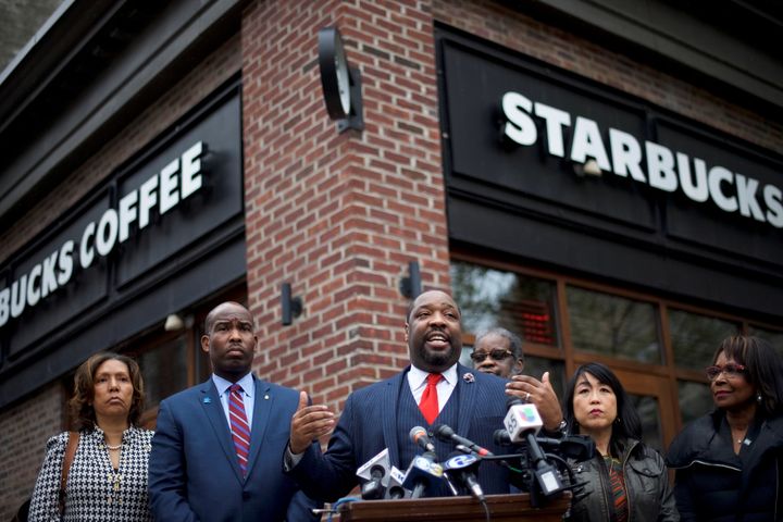 Ο σύμβουλος Δημάρχου της Φιλαδέλφεια, Kenyatta Johnson απευθύνεται στα ΜΜΕ έξω από το κατάστημα του Starbucks οπού συνελήφθησαν οι δύο άντρες. 