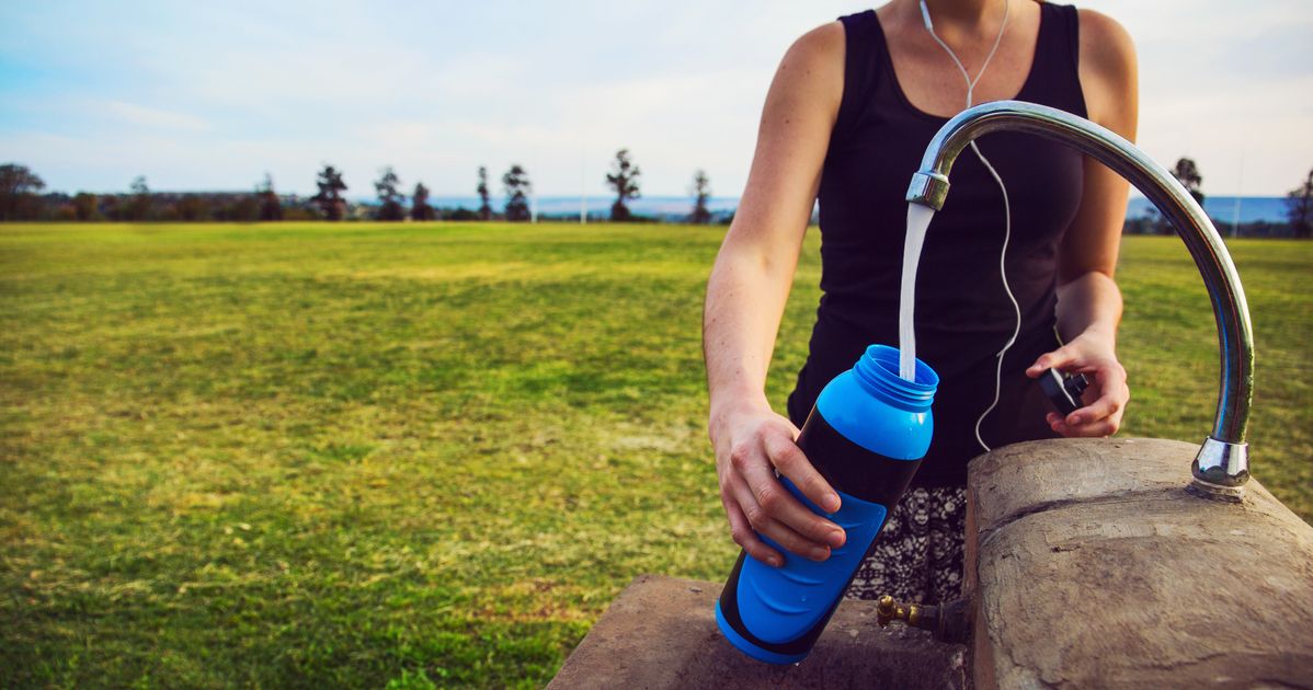 Use up the water. Outdoor Water Bottle. Фильтр людей. Девушка наполняет себя водой. Use вода.